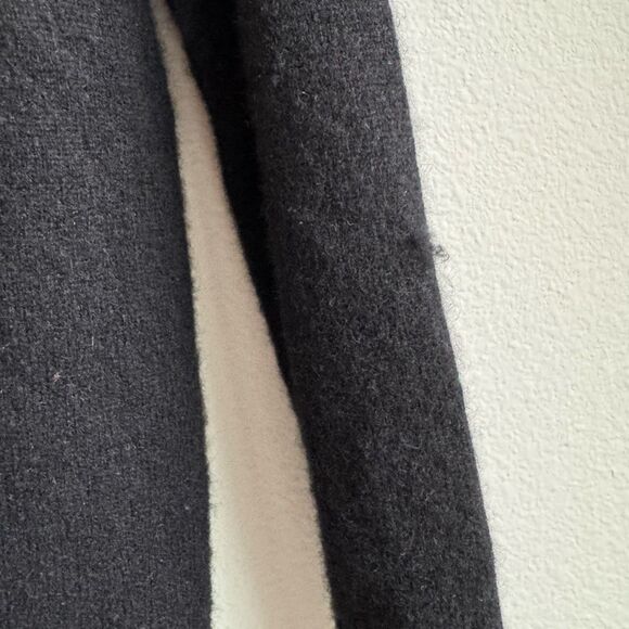 Everlane 100% Cashmere Black V Neck Pullover Classic Sweater Size Small - Picture 10 of 10